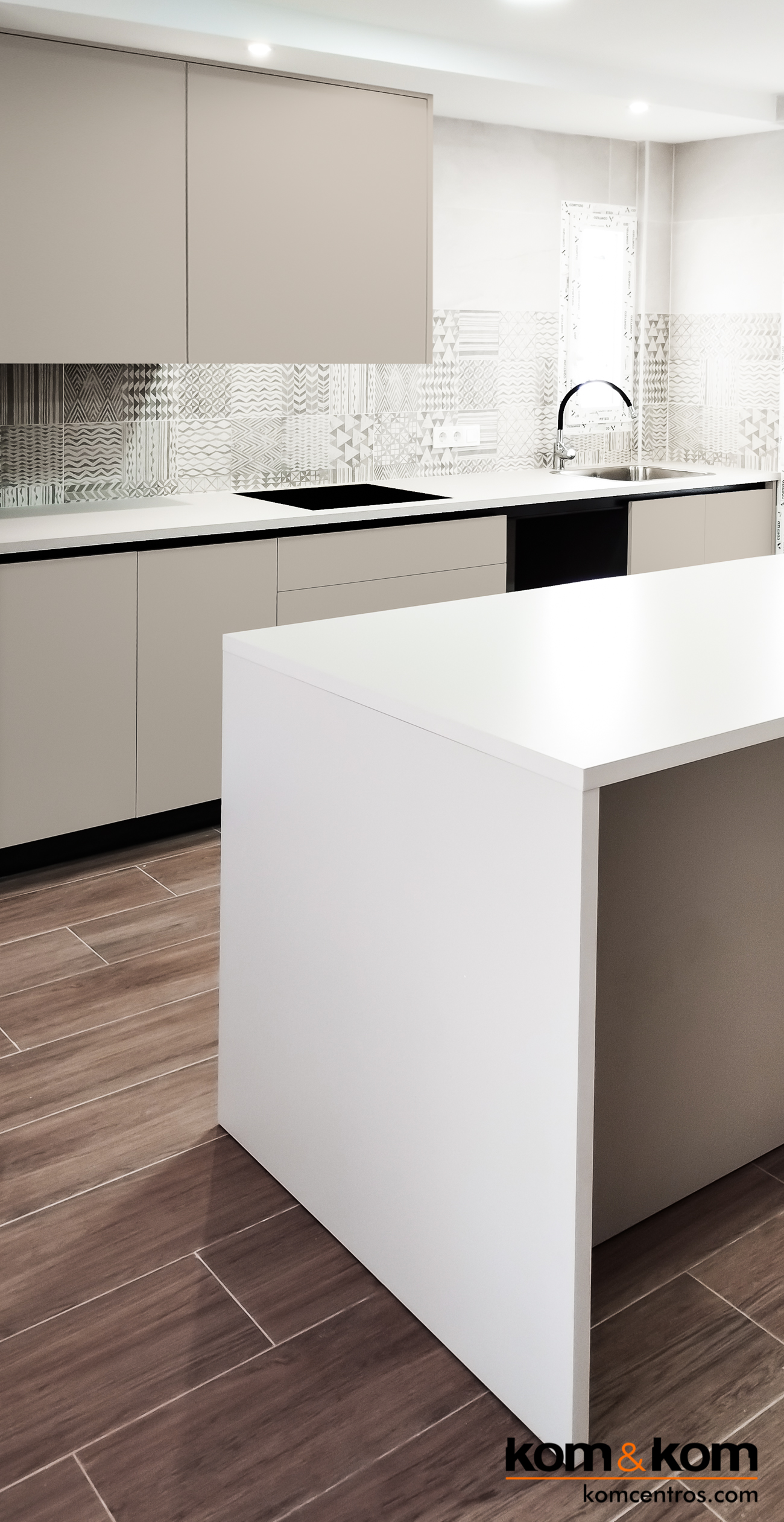 Cocina moderna color cashmere abierta al sal&oacute;n.